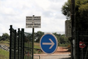 Panneau à l'entrée avec la date de l'arrêté préfectoral