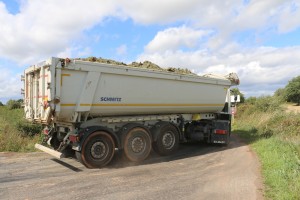 camion à cinq essieux photographié à l'entrée d'une carrières BOUYER LEROUX, le 25 août 2015